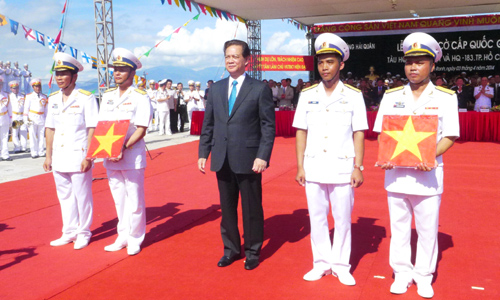 В провинции Кханьхоа состоялась церемония поднятия флага над двумя вьетнамскими подлодками - ảnh 1